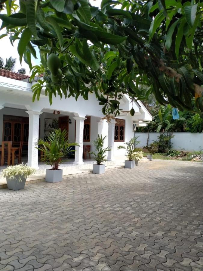 Holidays Hotel Nainamadama Екстер'єр фото