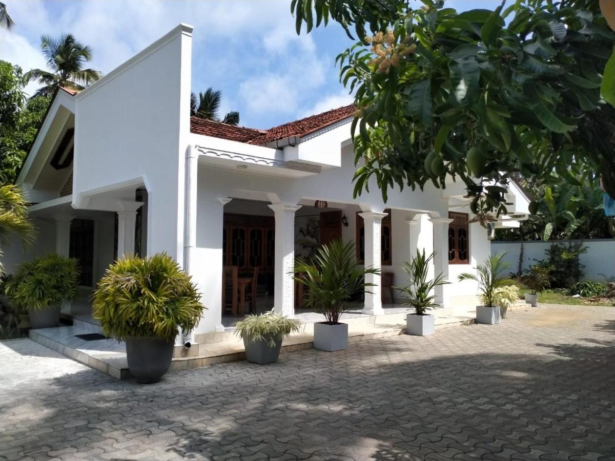 Holidays Hotel Nainamadama Екстер'єр фото