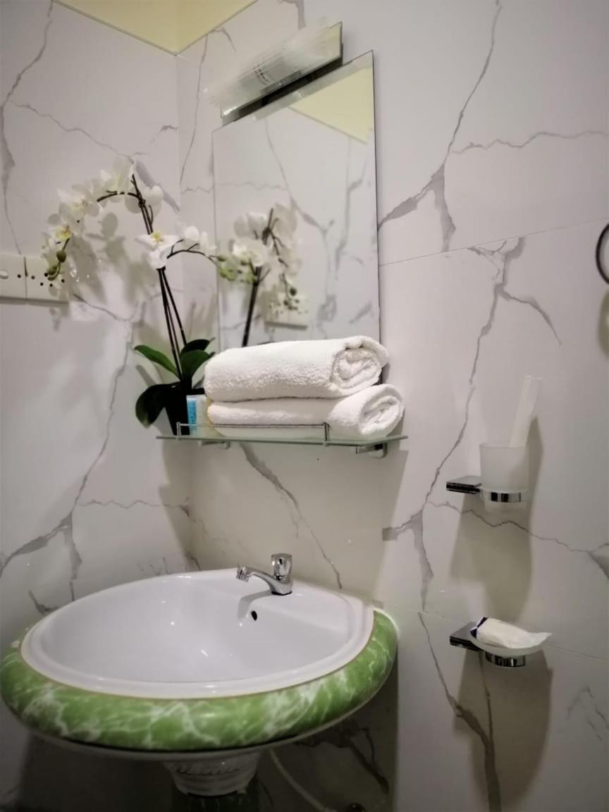Holidays Hotel Nainamadama Екстер'єр фото