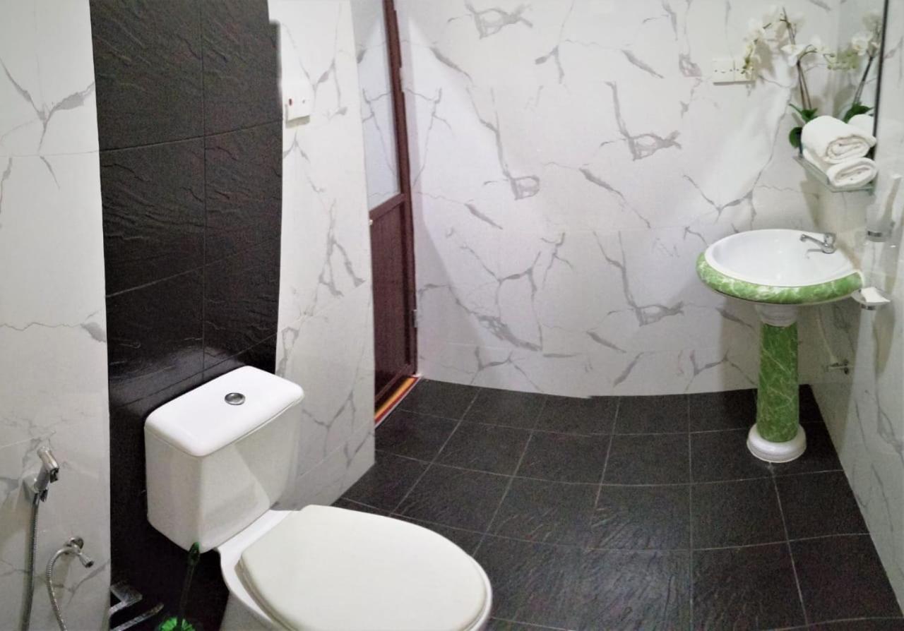 Holidays Hotel Nainamadama Екстер'єр фото