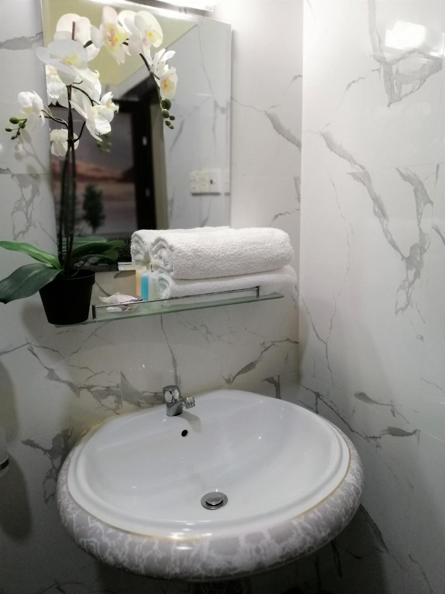 Holidays Hotel Nainamadama Екстер'єр фото