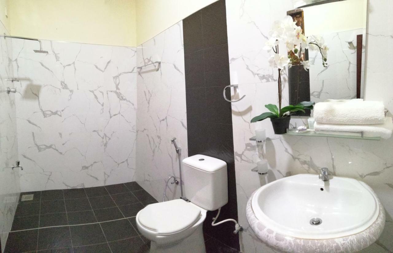 Holidays Hotel Nainamadama Екстер'єр фото